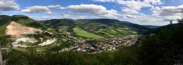 Pohľad na mesto Tisovec a okolie s jeho lesmi