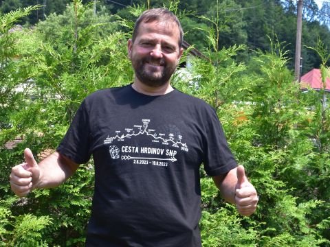 Ing. Roland Filčák s tričkom, ktoré dostal od kamaráta turistu po tom, ako prešiel Cestu hrdinov SNP 