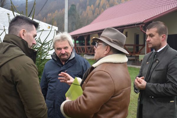 Organizátori Dní zeleného lesa v debate s ministrom Richardom Takáčom (vľavo). Sprava Daniel Užák z Partnerstva pre Prírodný park Krivánska Malá Fatra, Milan Ovseník a predseda Asociácie furmanov Slovenska Jozef Puškár 