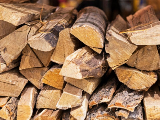 Kedy drevo horí efektívne, bezpečne a s čo najvyššou výhrevnosťou: Pri ukladaní je cieľom chrániť drevo pred dažďom, nie pred vzduchom