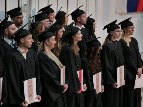Na Drevárskej fakulte Technickej univerzity vo Zvolene promovalo 88 absolventov inžinierskeho štúdia: Prvýkrát v nových slávnostných talároch