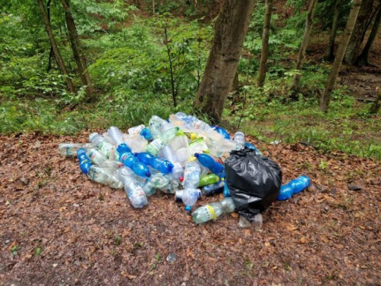 Hory vyčistili od stoviek kilogramov odpadu: Našli kusy oblečenia, plechovky od farieb, perovanie do auta aj detskú plastovú pištoľ