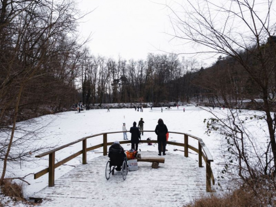 Mestské lesy v Bratislave upozorňujú na riziko vstupu na ľadové plochy: Plánujú vrty a kontrolu hrúbky ľadu