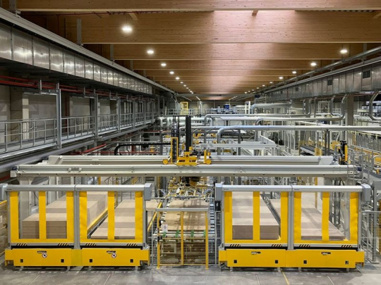 Výrobca materiálov na báze dreva: Nová výrobná linka na lisovanie laminovaných drevotrieskových dosiek s trendovými dekormi